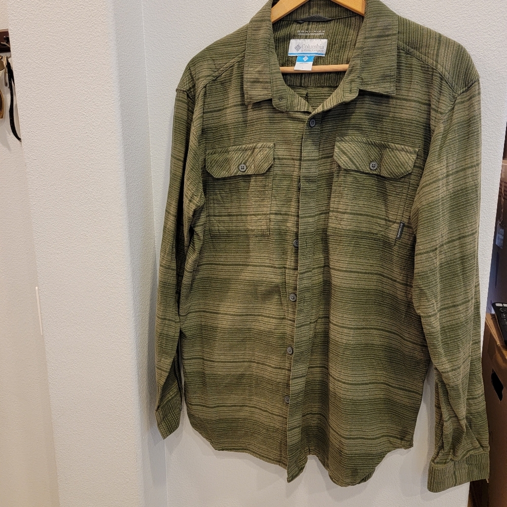 Men's green Columbia flannel.  Size Large. EUC.